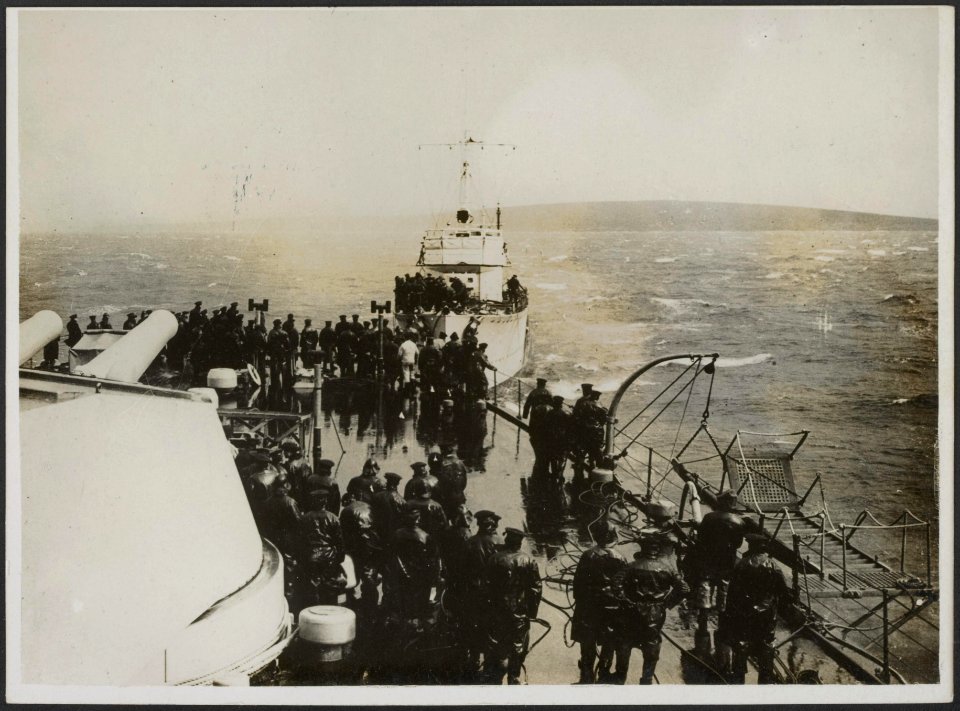 Battleship taking a destroyer in tow, Bestanddeelnr 158-2630