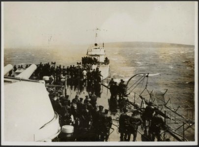 Battleship taking a destroyer in tow, Bestanddeelnr 158-2630