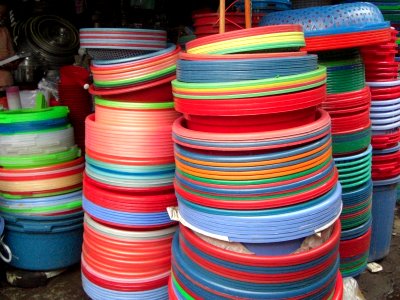Bassines de toutes les couleurs marché à Hanoi