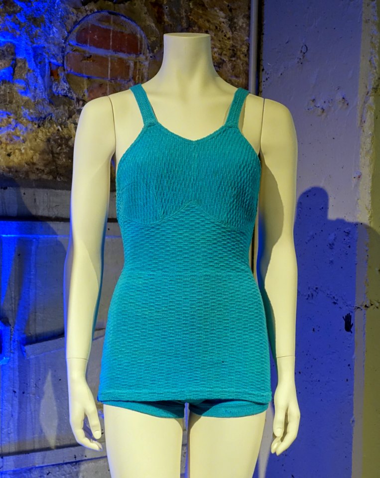Bathing suit, labeled Hollywood, c. 1930, wool, cotton, metal, mother of pearl - Musée de la mode - Montreal, Canada - DSC07208