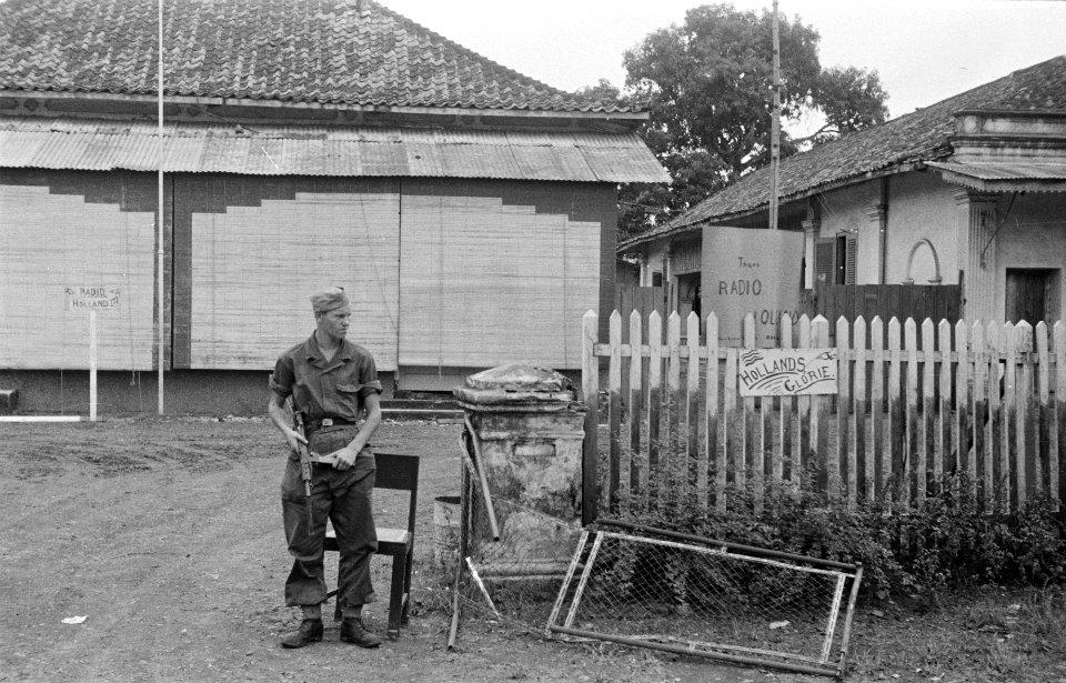 Batavia Soldaat Tymes (Amsterdam) op wacht voor de inbeslag genomen Indonesisch, Bestanddeelnr 267-4-1