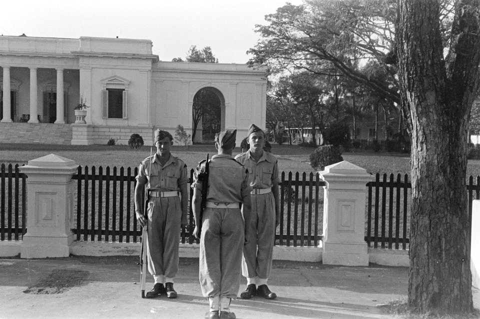 Batavia. Paleis Weltevreden aan het Koningsplein. Aflossing van de wacht, Bestanddeelnr 23-2-5