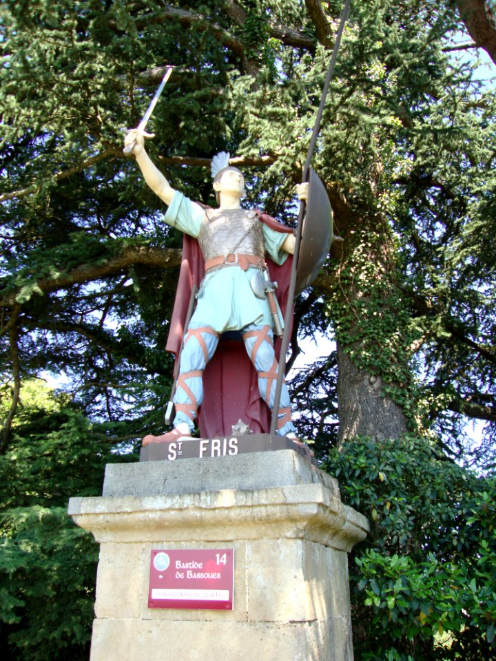 Bassoues (Gers) statue St.Fris sortie sud-ouest du village
