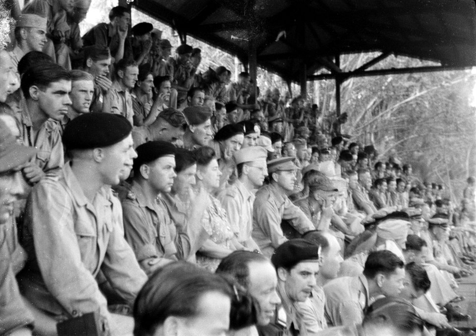 Bataljon Zeeland (II-14 R.I.) van de U-Brigade neemt afscheid Tribune met publ, Bestanddeelnr 480-4-1