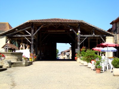 Bassoues (Gers) halles et puits