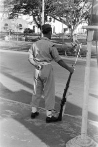 Batavia. Paleis Weltevreden aan het Koningsplein. Schildwacht, Bestanddeelnr 23-1-1