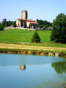 Bassoues (Gers) le donjon et son reflexion