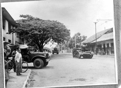 Batavia. Britse Stuart-tanks rijden door de straat, Bestanddeelnr 935-3397