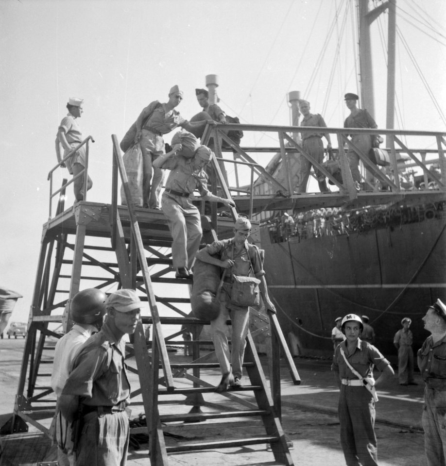 Batavia. Aankomst van de Sloterdijk in Tandjong Priok., Bestanddeelnr 12273