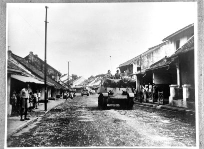 Batavia. Britse Stuart-tanks rijden door de straat, Bestanddeelnr 935-3395