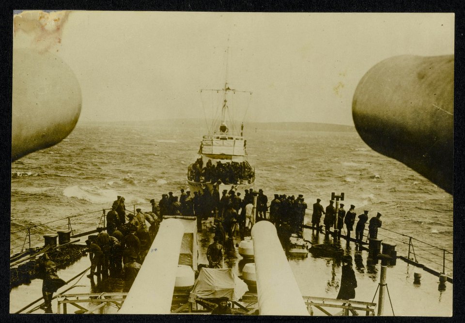 Battleship taking a destroyer in tow, Bestanddeelnr 158-0800