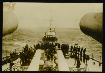 Battleship taking a destroyer in tow, Bestanddeelnr 158-0800