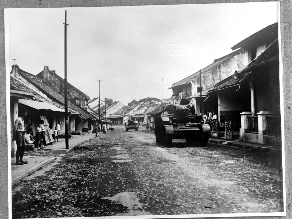 Batavia. Britse Stuart-tanks rijden door de straat, Bestanddeelnr 935-3396
