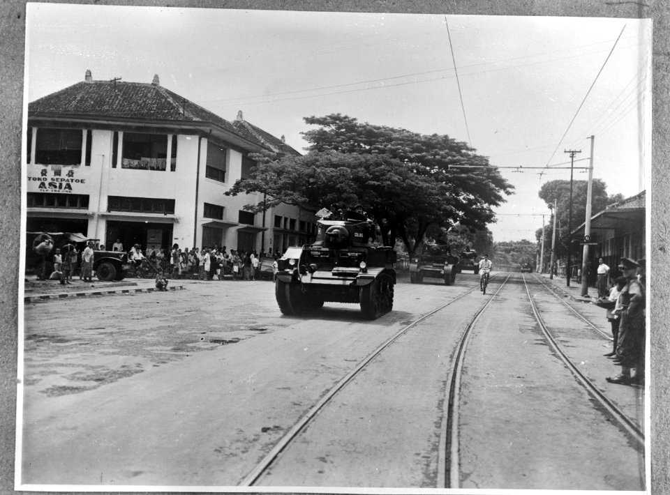 Batavia. Intocht Britse troepen met Stuart-tanks, Bestanddeelnr 935-3383