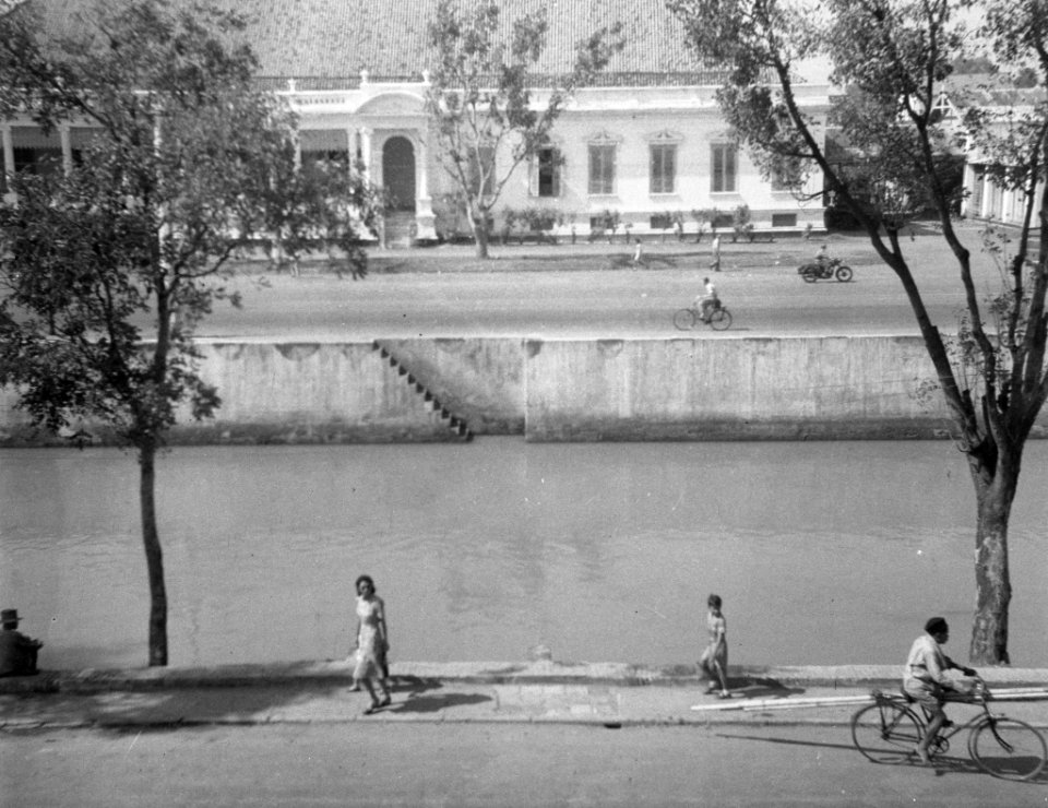 Batavia. gracht met koloniaal gebouw, Bestanddeelnr 7256