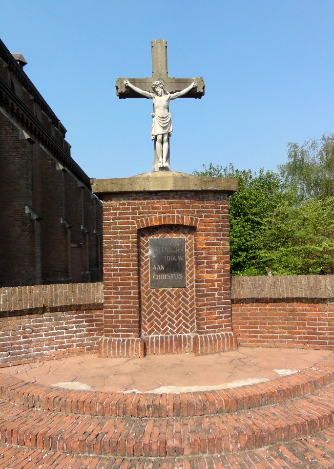 Batenburg (Wijchen) Kruisbeeld naast kerk