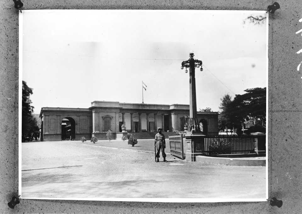 Batavia. De Nederlandse driekleur boven het paleis van de Gouverneur-generaal, Bestanddeelnr 901-3441