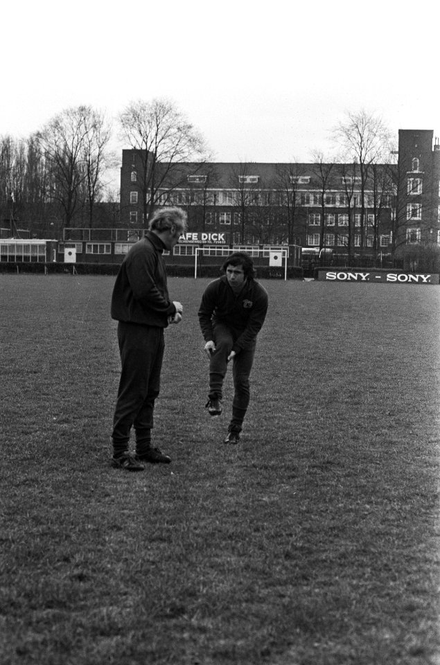 Bayer-Munchen traint in Olympisch Stadion, G Muller en trainer Udo Katlek, Bestanddeelnr 926-2637