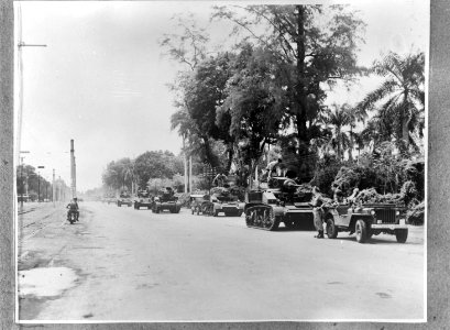 Batavia. Intocht Britse troepen met Stuart-tanks, Bestanddeelnr 935-3385