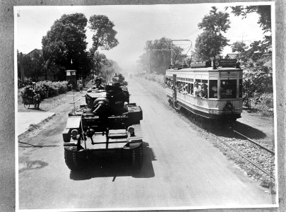 Batavia. Intocht Britse troepen met Stuart-tanks. Rechts een tram lijn 5 (Jemba…, Bestanddeelnr 935-3386