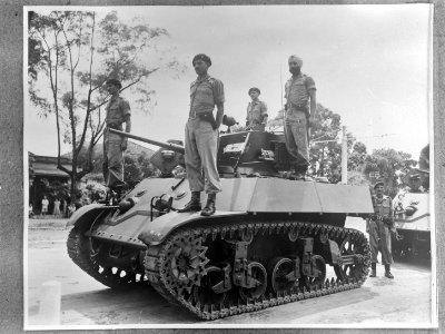 Batavia. Intocht Britse troepen met Stuart-tanks. Lichte verkenningstank met vi…, Bestanddeelnr 935-3382