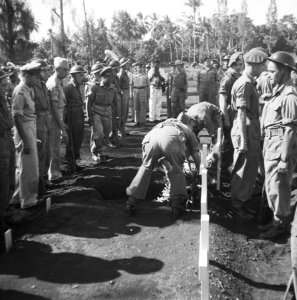 Batavia Op 5 April vond een massale herbegrafenis van oorlogsslachtoffers plaat, Bestanddeelnr 1611-1-8