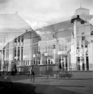 Batavia Mislukte foto of opname via een winkelruit Diverse gebouwen, Bestanddeelnr 8093