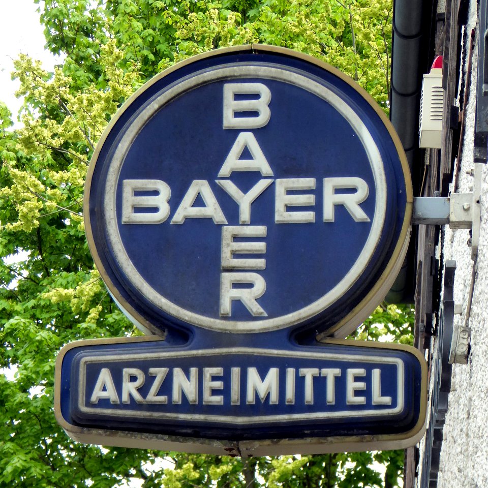 Bayer-Firmenzeichen an einer Apotheke, 1