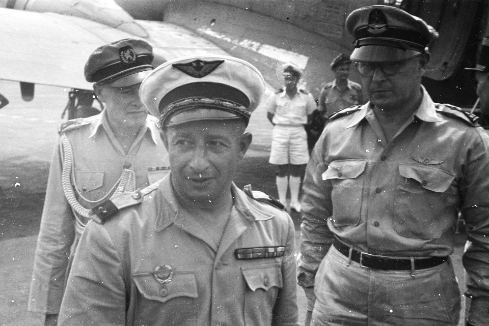 Batavia Met zijn toestel, een C-47 Dakota arriveerde op Kemajoran de Chef van d, Bestanddeelnr 1694-2-1