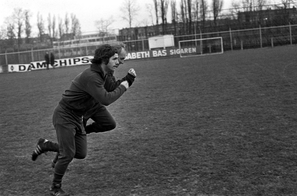 Bayer-Munchen traint in Olympisch Stadion, G Muller en trainer Udo Katlek, Bestanddeelnr 926-2635