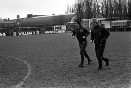 Bayer-Munchen traint in Olympisch Stadion, G Muller en trainer Udo Katlek, Bestanddeelnr 926-2636