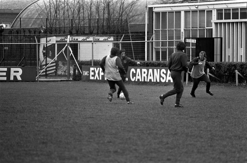 Bayer-Munchen traint in Olympisch Stadion, spelers tijdens training, Bestanddeelnr 926-2639