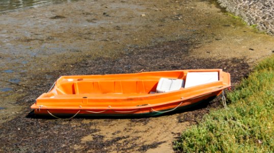 Bateau orange, Île aux Moines, Morbihan, France photo