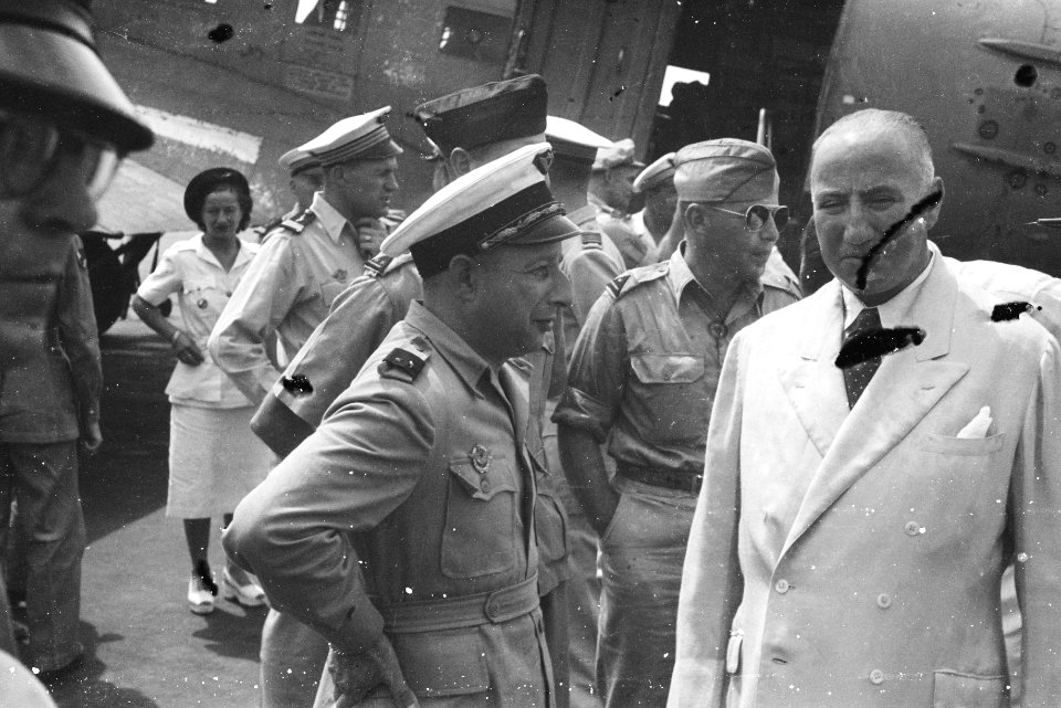 Batavia Met zijn toestel, een C-47 Dakota arriveerde op Kemajoran de Chef van d, Bestanddeelnr 1694-3-1