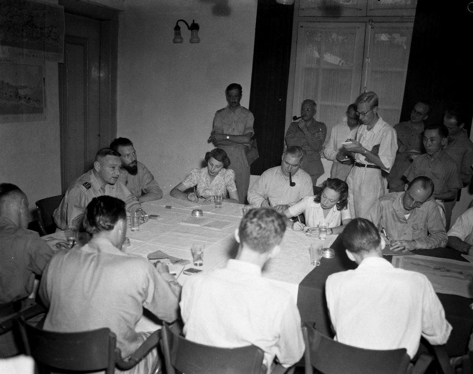 Batavia In Hotel des Indes houdt de Legercommandant lt. generaal S.H. Spoor e, Bestanddeelnr 8540