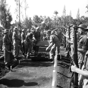Batavia Op 5 April vond een massale herbegrafenis van oorlogsslachtoffers plaat…, Bestanddeelnr 1611-1-5