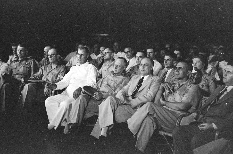 Batavia Op 3 mei 1948 vond in de Chr. HBS aan de Oranje-Boulevard de uitreiking, Bestanddeelnr 1647-1-2