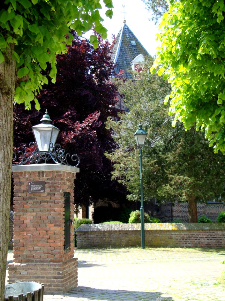 Batenburg, village pump and old church (tower top)