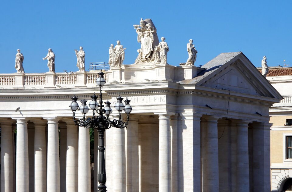 St-pierre colonnade statues