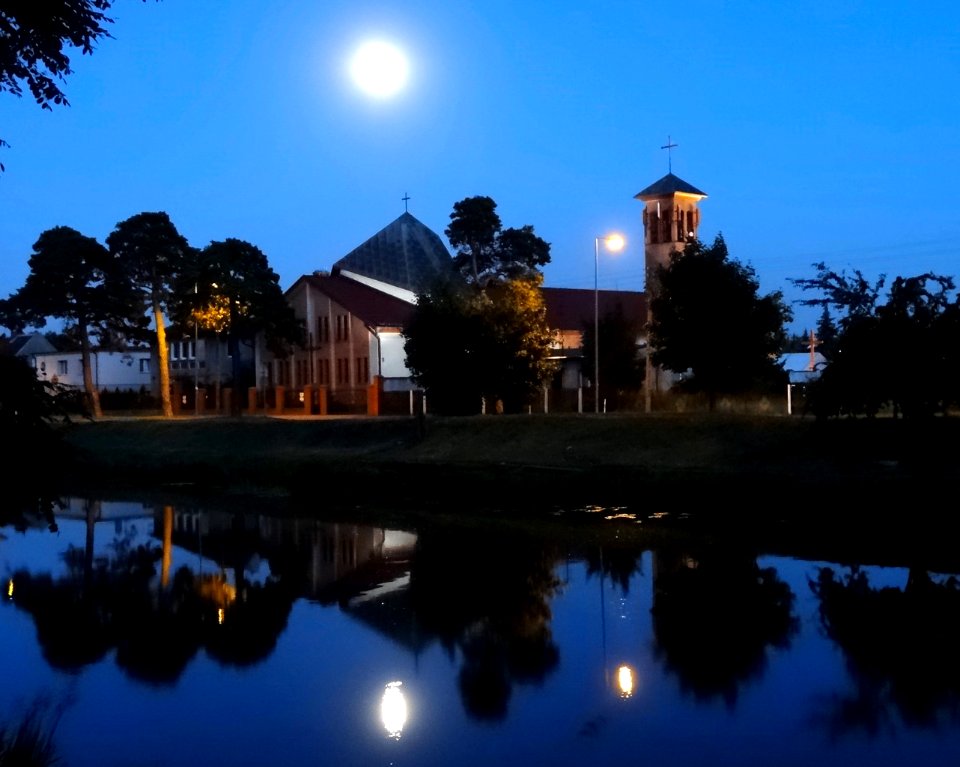 Bdg church MB Karmel moon 1 07-2014