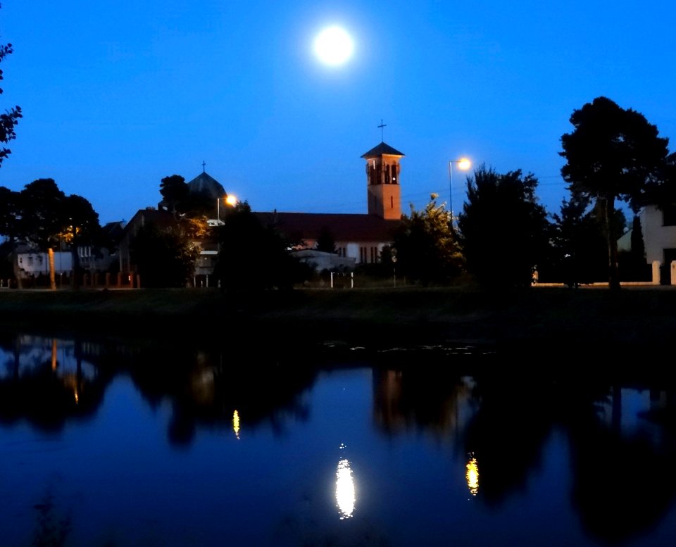 Bdg church MB Karmel moon 4 07-2014