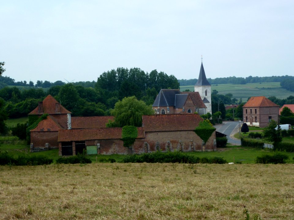 Bailleul-lès-Pernes (Pas-de-Calais, Fr) vue du village et son église PA00108188
