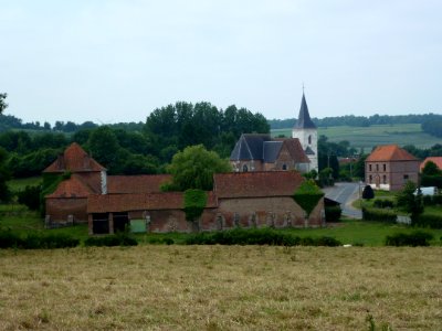 Bailleul-lès-Pernes (Pas-de-Calais, Fr) vue du village et son église PA00108188
