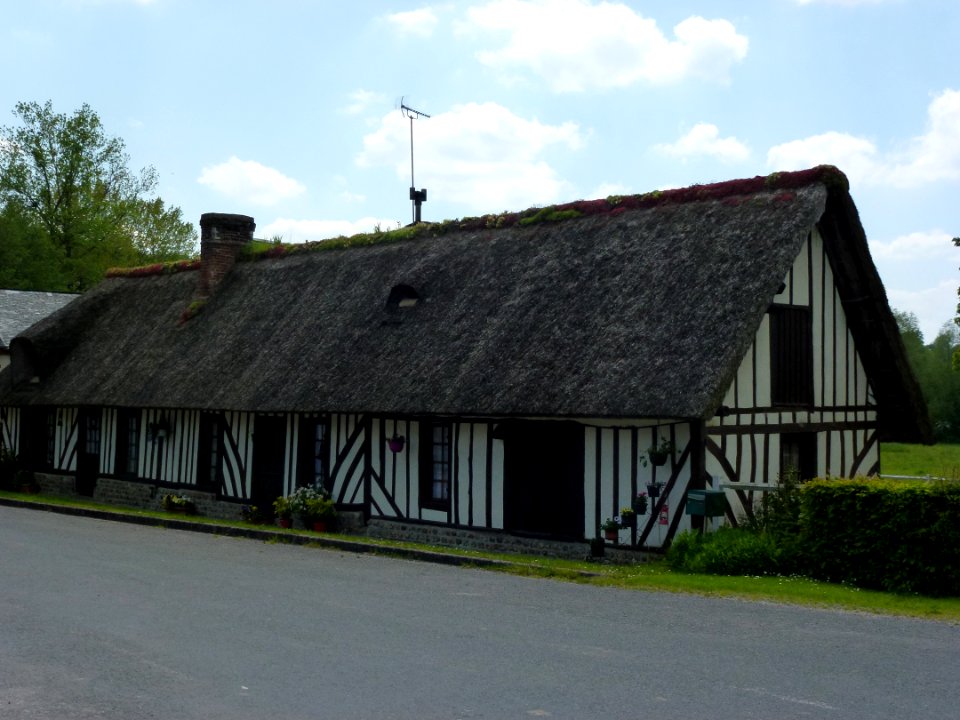 Bailleul-la-Vallée (Eure, Fr) maison au pans de bois et toit de chaumes