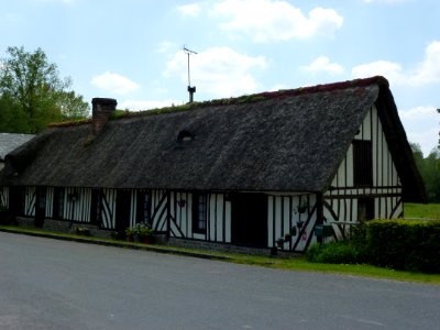 Bailleul-la-Vallée (Eure, Fr) maison au pans de bois et toit de chaumes