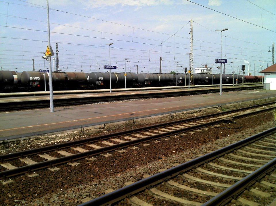 Bahnhof Großkorbetha -Blick nach Nordwest mit still stehenden Waggons- im Juni 2013