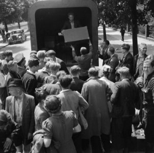 Bagage wordt uitgeladen onder grote belangstelling, Bestanddeelnr 900-4814