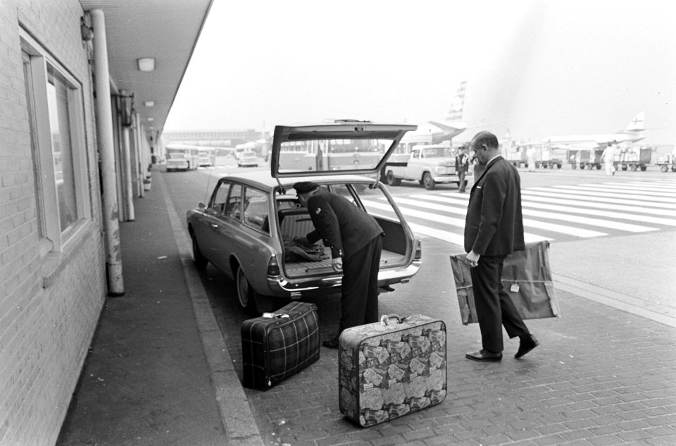 Bagage van prinses Beatrix en Claus op Schiphol, Bestanddeelnr 919-0809