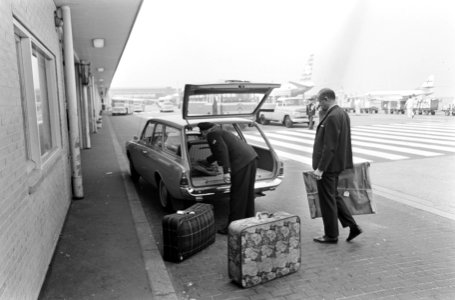 Bagage van prinses Beatrix en Claus op Schiphol, Bestanddeelnr 919-0809