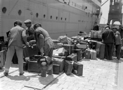Bagage uitladen en aan boord van de Baloeran brengen in de haven van Marseille, Bestanddeelnr 191-0146